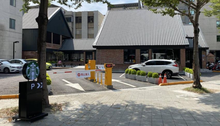 Starbucks 星巴克-博愛(ài)華夏店_車(chē)牌辨識(shí)系列